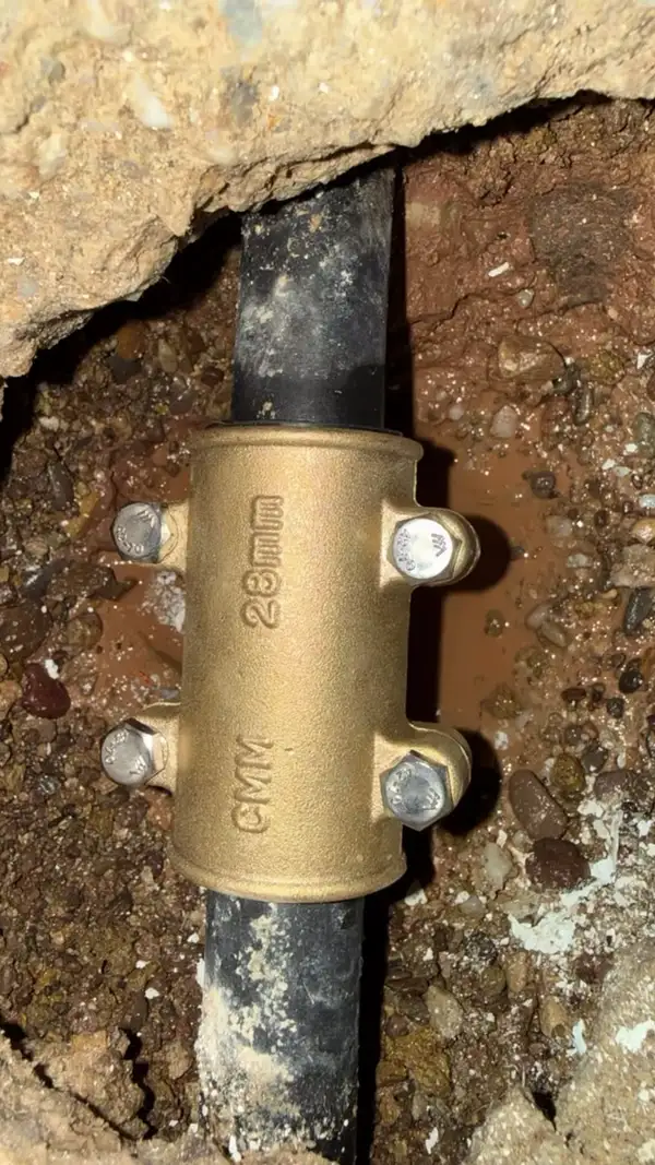 Reparaturschelle auf einer Leitung im Erdreich